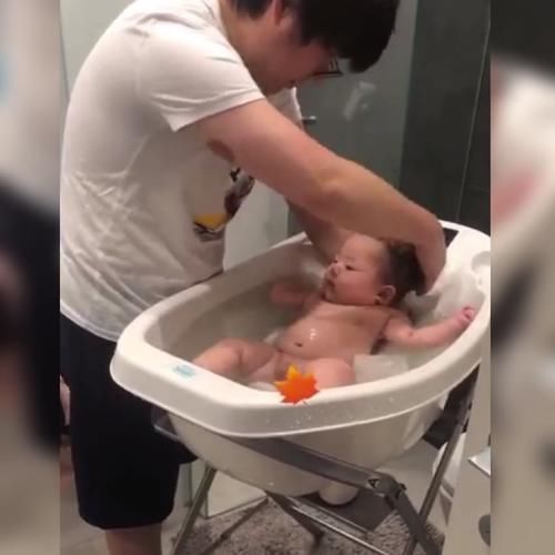 宝宝|亲爸给宝宝洗澡,上演“打水仗”火了,网友老母亲表示太真实了