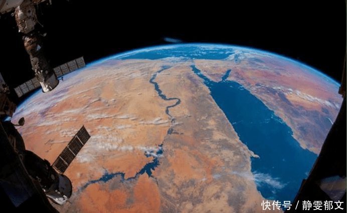 地球 飞到多高的地方才能看出地球是圆的？跳伞员在37千米的地方尝试