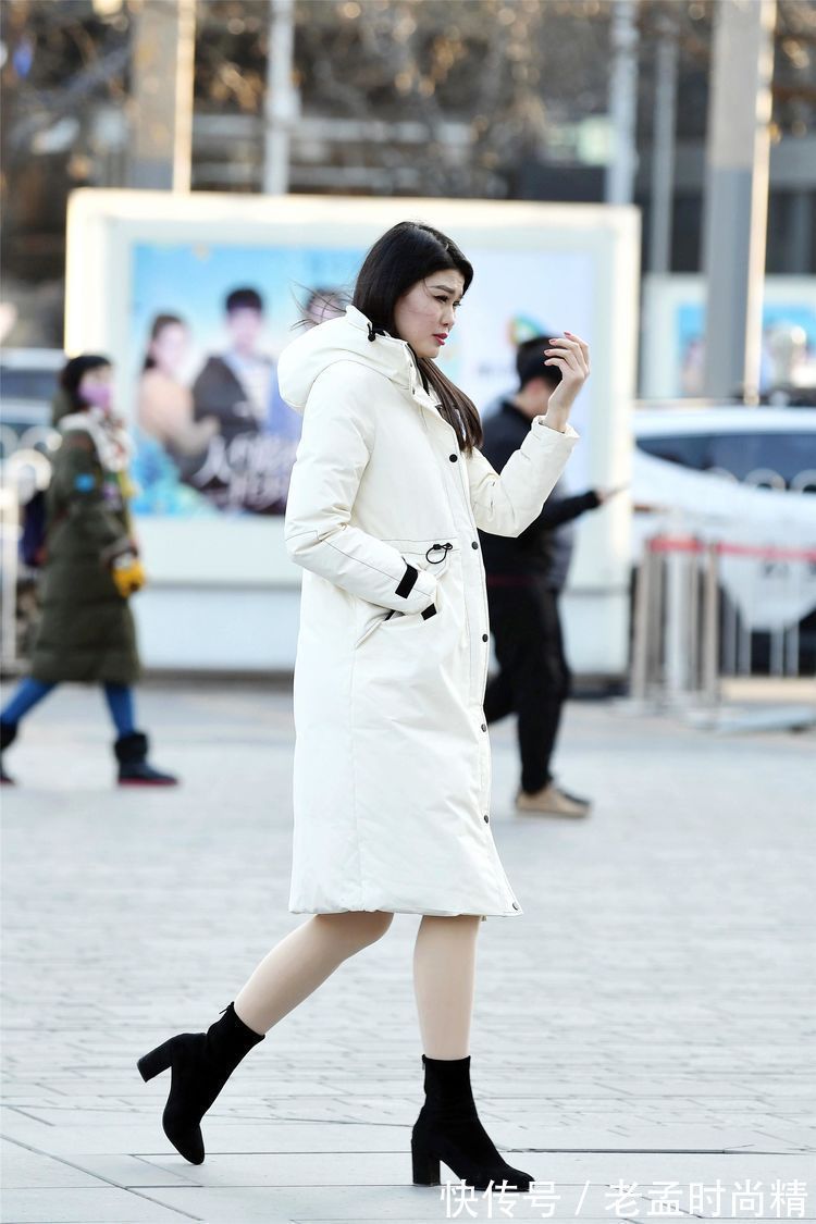 美女 街拍:美女米白色短款羽绒服搭配一条米色针织裙,浅色更显得干净