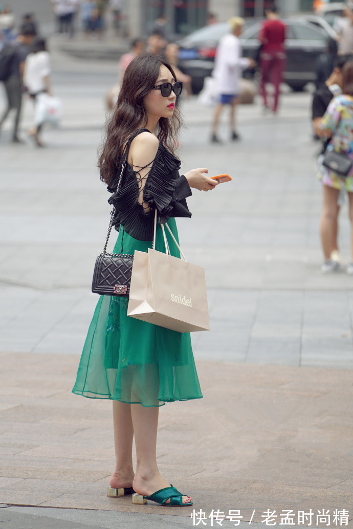 搭配 重庆街拍,几款好看的连衣裙搭配参考,让你美美一夏!