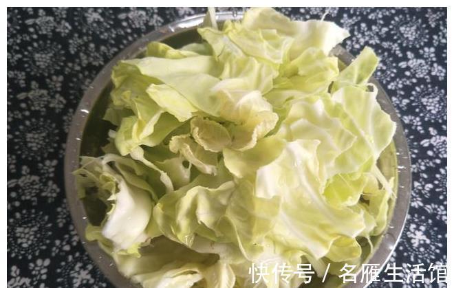 配菜|炒包菜时,多加1样配菜,味道更好营养高,孩子老人都爱吃
