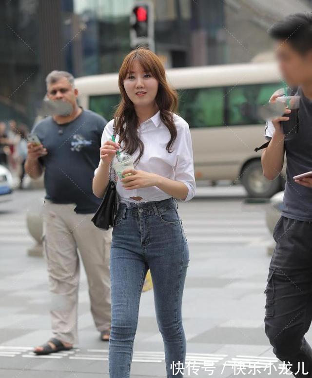 服装 职场女性穿搭都是白色衬衫，想要穿的不同可以搭配一双黄色高跟鞋