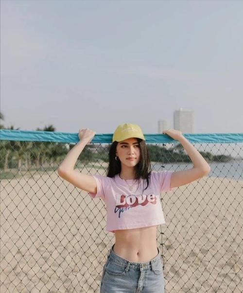 搭配|微胖的女人穿T恤,牢记“3原则2思路”,才不会显臃肿还没品味