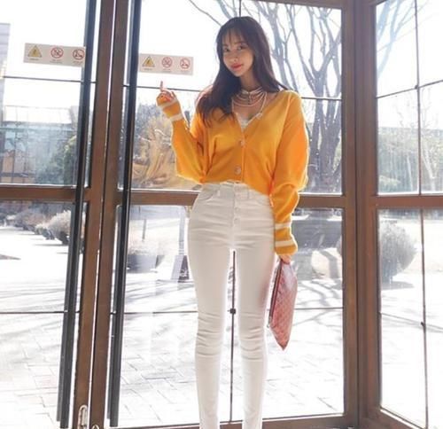 就更加|牛仔裤美女秀苗条长腿,穿出特有时髦感,凸显迷人身材无比养眼