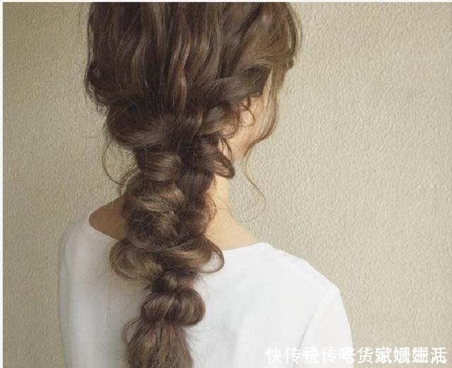 女人年过三十,别披头散发!过年这样扎“低马尾”,美的气质出众