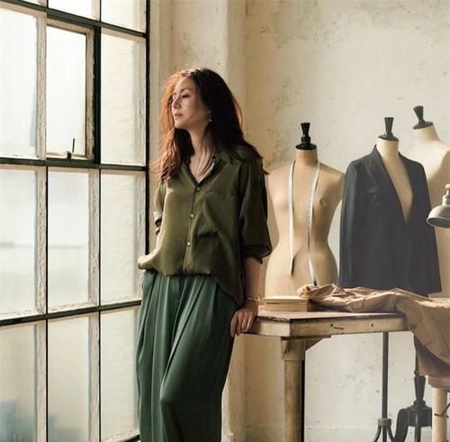 毛衣 被52岁的富冈佳子惊艳到了,穿搭简约但很高级,她是如何做到的?