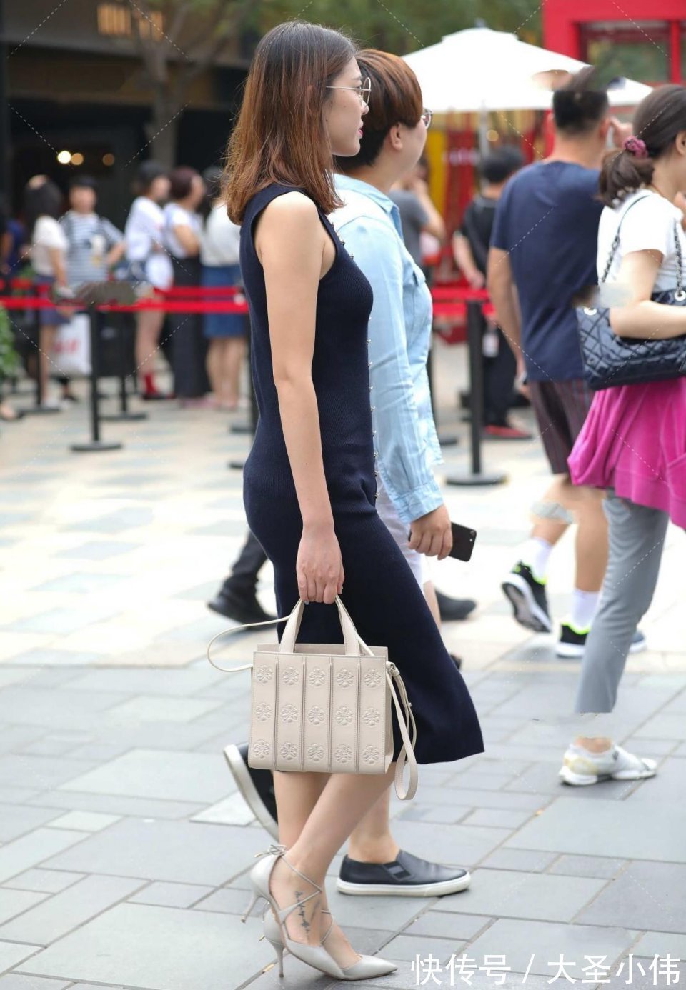 类型|美女街拍:一个干净又微胖的女孩,我妈妈非常喜欢的类型,我很想请她吃饭