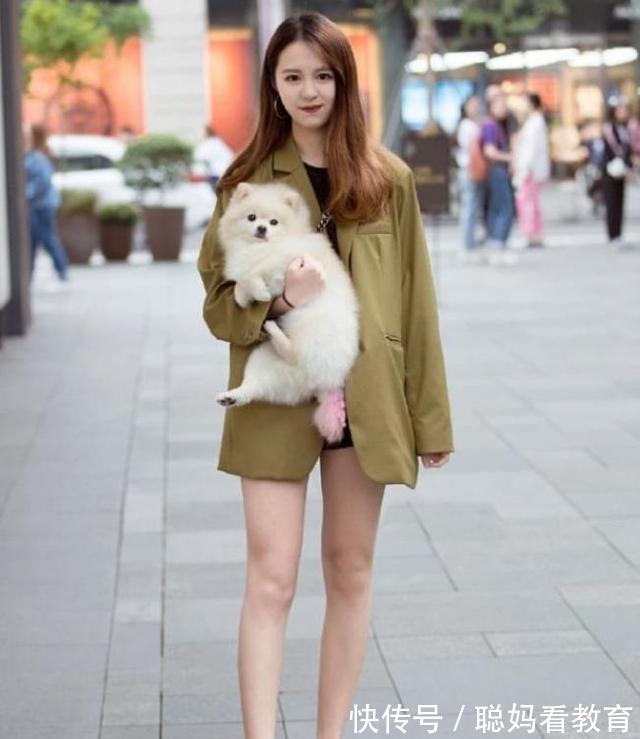 风格 深绿色西装外套搭配黑色打底衫，温婉柔顺，淑丽姣好！