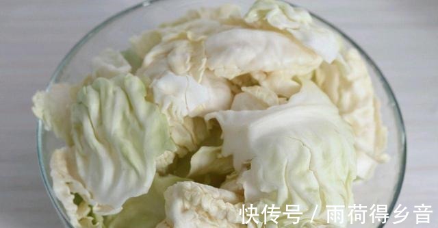 好吃|家常炒包菜，酸辣下饭，3块钱做了一大盘，老人孩子都说好吃！