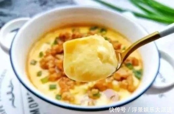 加水|蒸鸡蛋羹,不能直接加水,如果再加一步,鸡蛋就会光滑,没有蜂巢