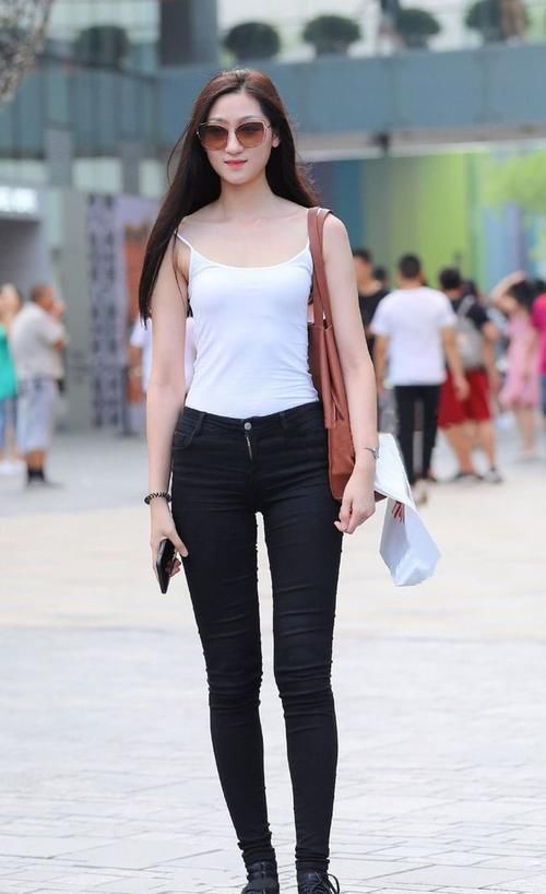 身材 白色吊带T恤,搭配黑色紧身牛仔裤,简单的黑白配显身材