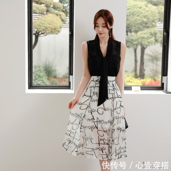 时尚|女神孙允珠高清时尚搭配:韵墨雪纺束领字母层叠无袖裙