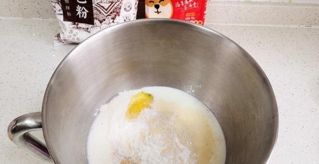 想做面包没烤箱咋办跟我学这么做，有个蒸锅就搞定，效果还特棒