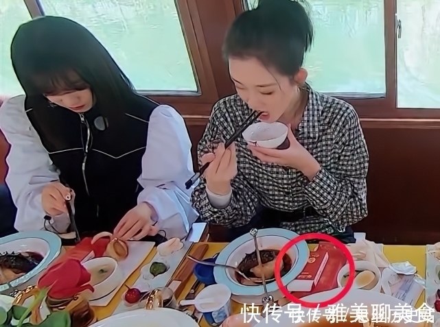 苗苗在游艇上吃饭，桌上的“小红盒”抢镜，暴露郑恺在奔跑吧地位