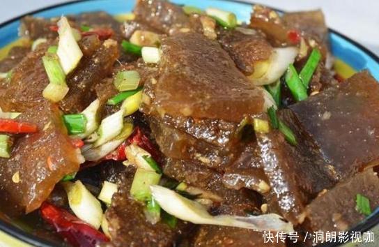 大妈|大妈摆摊卖自制“懒人菜”,3口锅1个人,一天卖出几百斤