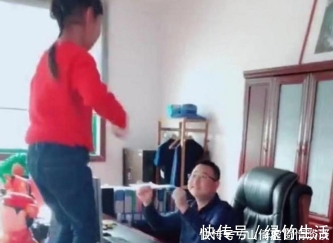 小姐姐|总裁奶爸带女儿去上班,女儿在办公桌上跳舞,奶爸却这样做!