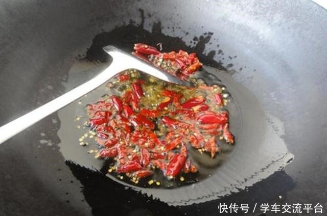 一起来做“水煮鱼”,汤鲜肉嫩味道好,试过的都说好!