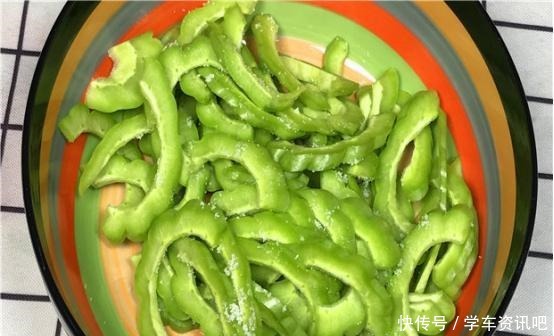 苦瓜的“苦源”在哪里只要切掉这个部位,苦瓜好吃还不苦,厉害