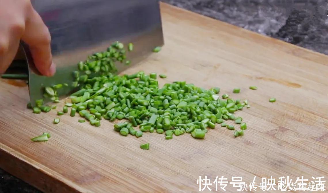 蒜苔的“尾巴”，其实是好东西，很多人当垃圾扔了，不懂吃可惜了