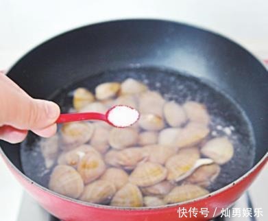 不用|蛤蜊不用炒,放入水中煮,只加盐一种调味料,肥嫩多汁,鲜到吮指