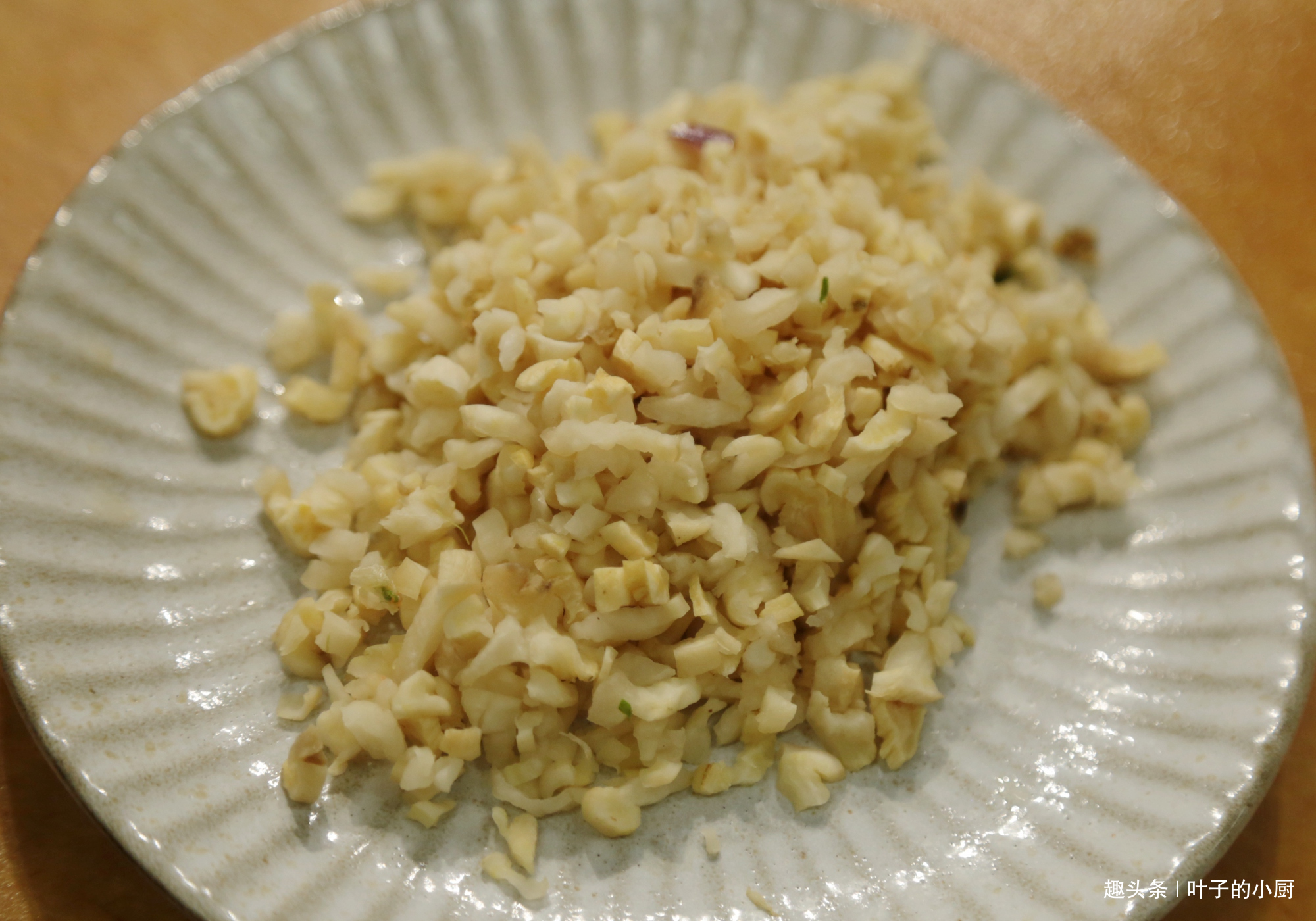 做排骨，很多人都用“传统”方法烧，油多还不香，教您好吃的秘诀