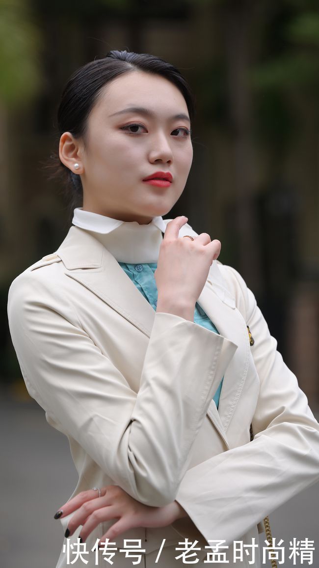 职业女性着装别困惑,两件套西装裙+尖头细跟鞋,穿出高级轻熟风