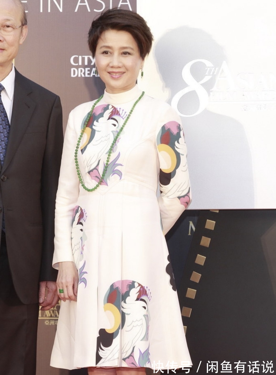 时髦|赌王四太越老越时髦,红裙叠穿红裤优雅高级,肩披皮草贵妇范十足