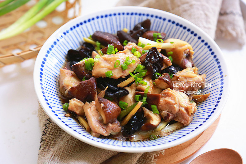 鸡肉和它们一起蒸，又鲜又嫩，不用闻油烟，简单好做，很适合夏天