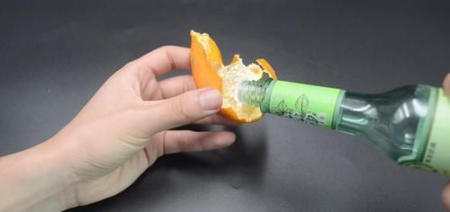 你家有吃剩下的橘子皮吗?放在卫生间特别实用,一年能省不少钱