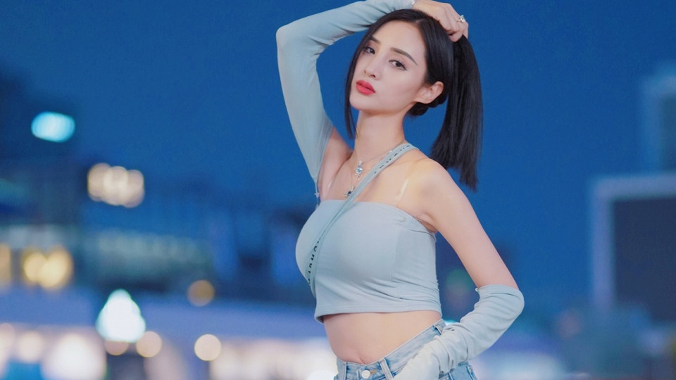 三里屯 知名模特吴怡现身三里屯, 穿搭时尚秀美腿