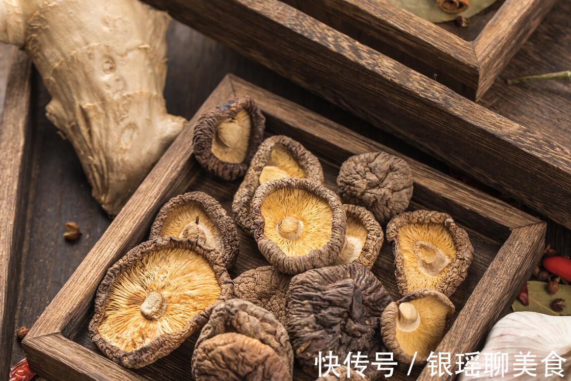 凉水|泡发干香菇，用凉水还是热水教你一招，泡发速度快，营养不流失