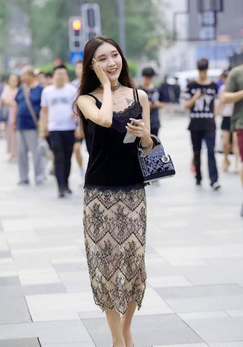 美女|卷发配上粉色衣服,美女看起来好妩媚,真的漂亮