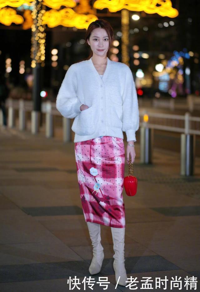 30岁的女人难逃身材丰腴, 穿搭注重“少女感”, 高挑显瘦有朝气