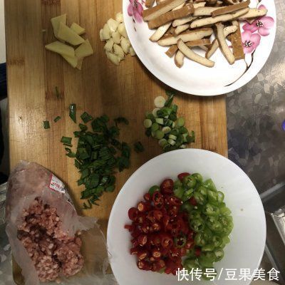 餐桌上的保留项目辣椒炒香干肉沫，隔段时间就做一次