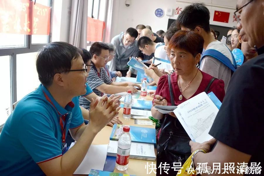 父亲|为参加小学家长会,父亲把衣服“反过来”穿,被其他家长夸情商高