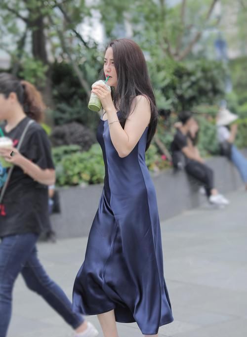 高雅|真丝裙丝滑又轻柔,走起路来格外飘逸,还能展现你高雅的气质
