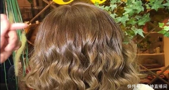 时尚烫发:35岁对发型不要将就,这样烫比直发好看,像小仙女