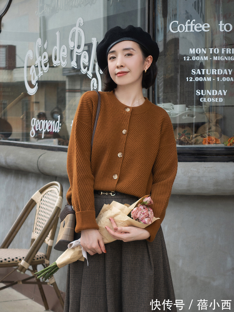 早冬|早冬如何穿才优雅?搭配组合“针织开衫+半身裙”,内搭外穿都美