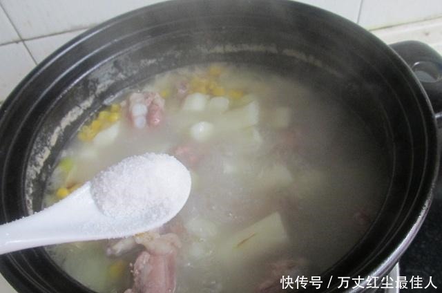 做排骨湯，多加這“1步”湯白如牛奶，補氣益血，臉色好身體棒