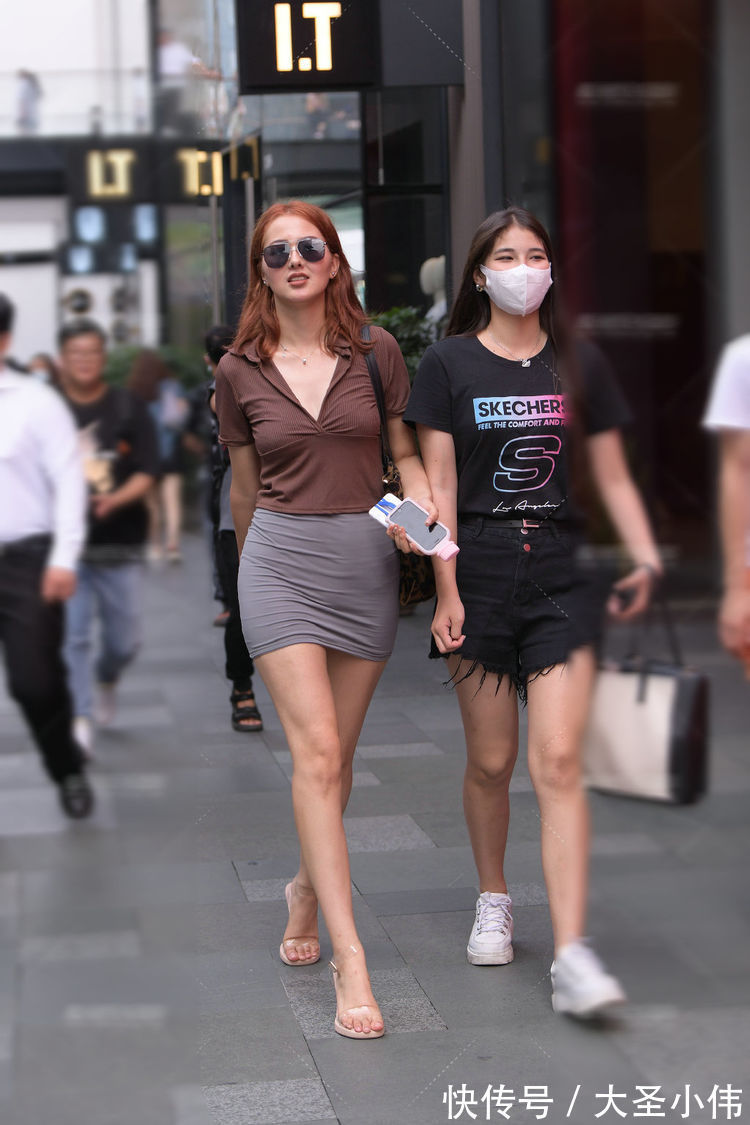 街拍|美女街拍:小姐姐的简约打扮也不错,连衣裙设计比较修身,看着时尚十足