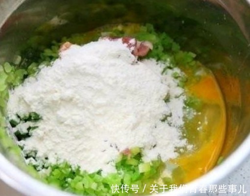 不管炸什么丸子,调馅时多加一勺它,保证膨松酥脆,好吃不油腻