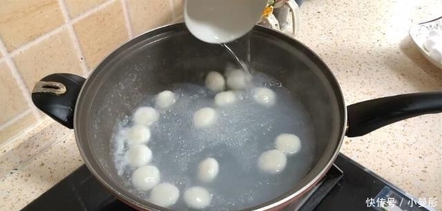 煮汤圆，开水下锅就是大错特错，冷水下锅，汤圆不破皮更好吃！
