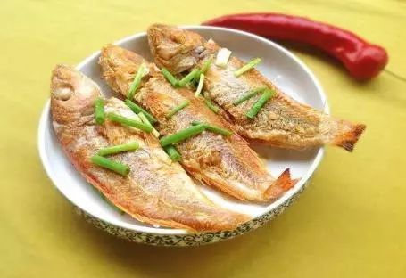 煎鱼时,别再用生姜擦锅了!放点它,不粘锅、不破皮,鱼肉更鲜嫩