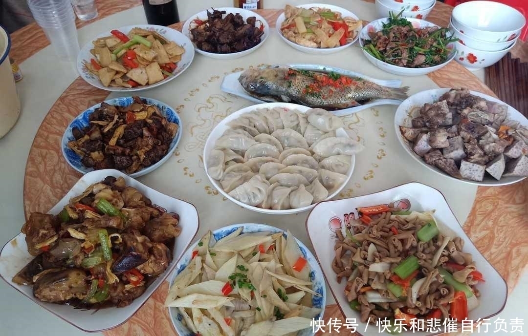新年|新年第一餐,叔叔家做了一桌色香味俱全的菜系,你觉得好吃吗?
