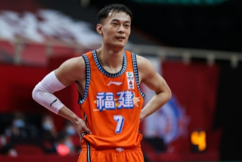 球队|易建联不愧是大哥!主动向杜锋提出要求,广东宏远离4冠不远了
