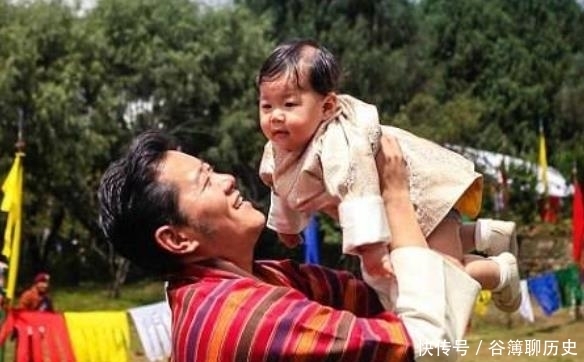 不丹|4岁龙太子好受宠!被不丹国王扛在肩上,呆萌样子逗笑高冷王后