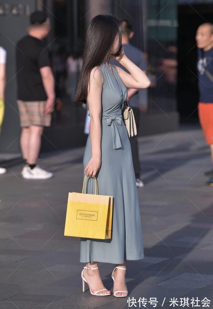 高跟鞋 洋气又时尚的裹身裙穿搭,在腰间“打个结”,显腿长还有修身的效果