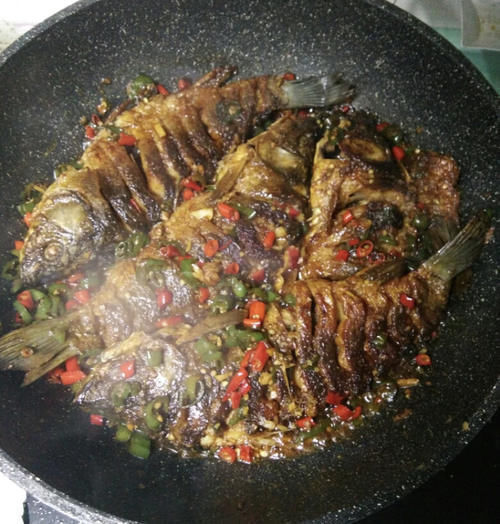 红辣椒|做香煎鲫鱼,想要鱼肉入味不掉皮,下锅前抹点“它”,非常有必要