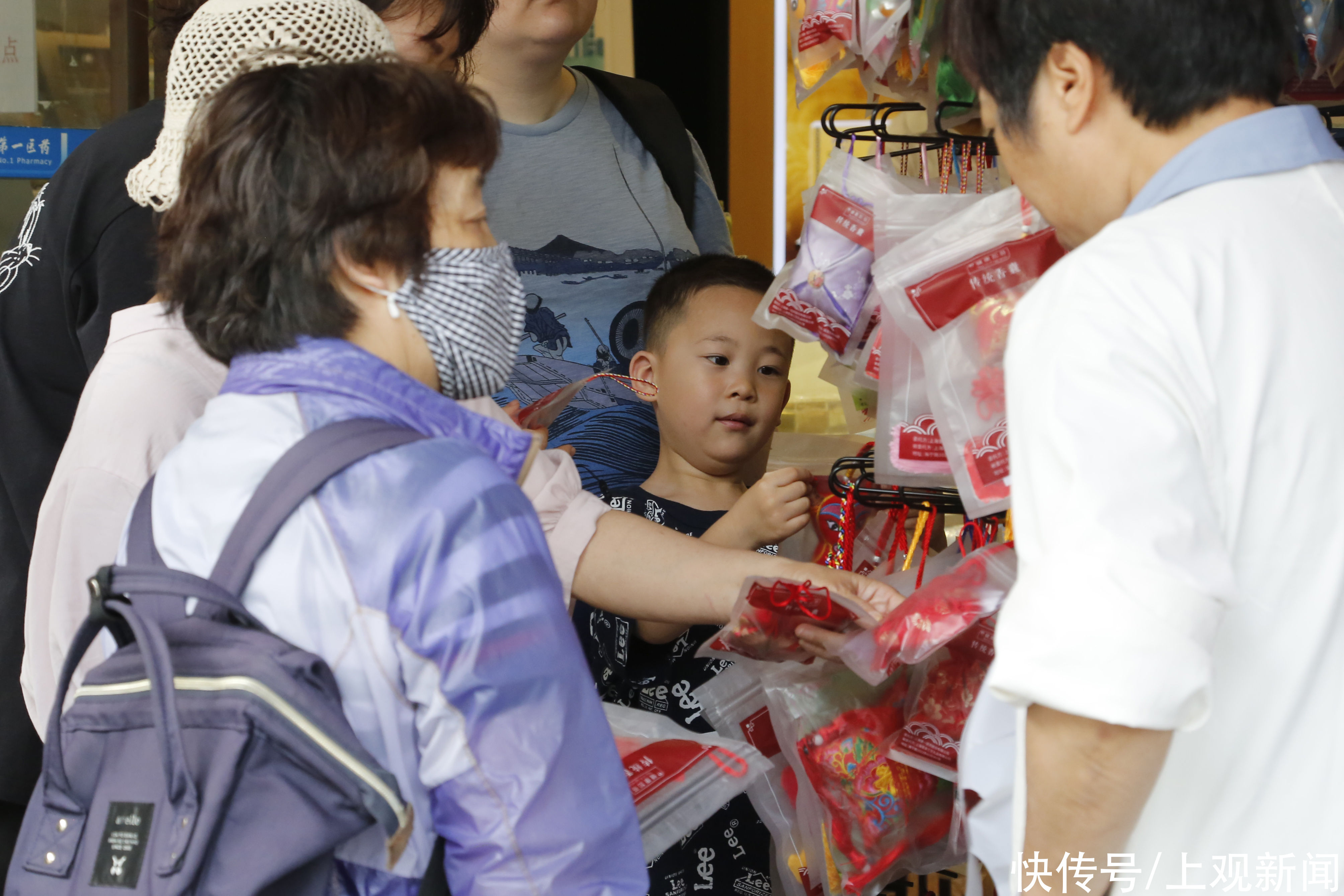 大人|今天这个“节日”，看看小孩大人都怎么过