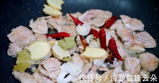 豆角炖肉再焖点小卷子,卷子浸满汤汁,豆角炖得也香,超级惬意!